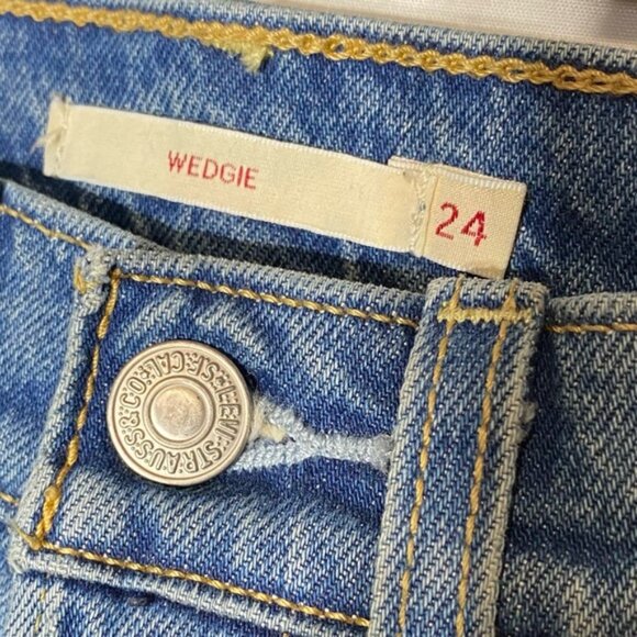 Levi’s Med Wash High Rise Wedgie Jeans 24 - Picture 3 of 15